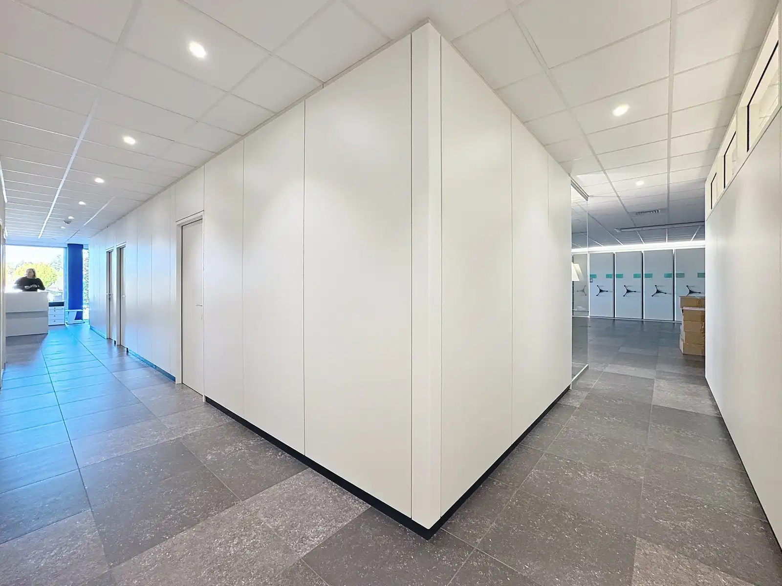 Exclusieve KANTOORRUIMTE (380 m²) met UITSTRALING op toplocatie (op 500m van autosnelwegen), voorzien van modern comfort en maximale zichtbaarheid te Loppem! foto 5