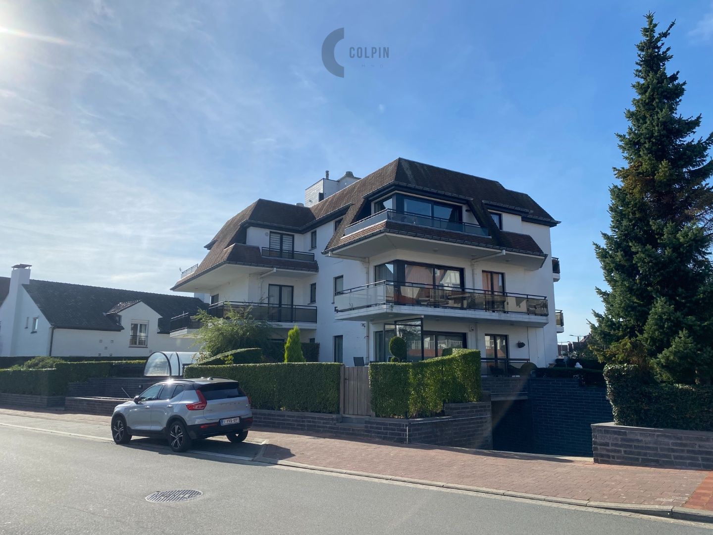 Ruime autostaanplaats in gesloten complex, centrum Knokke foto 2