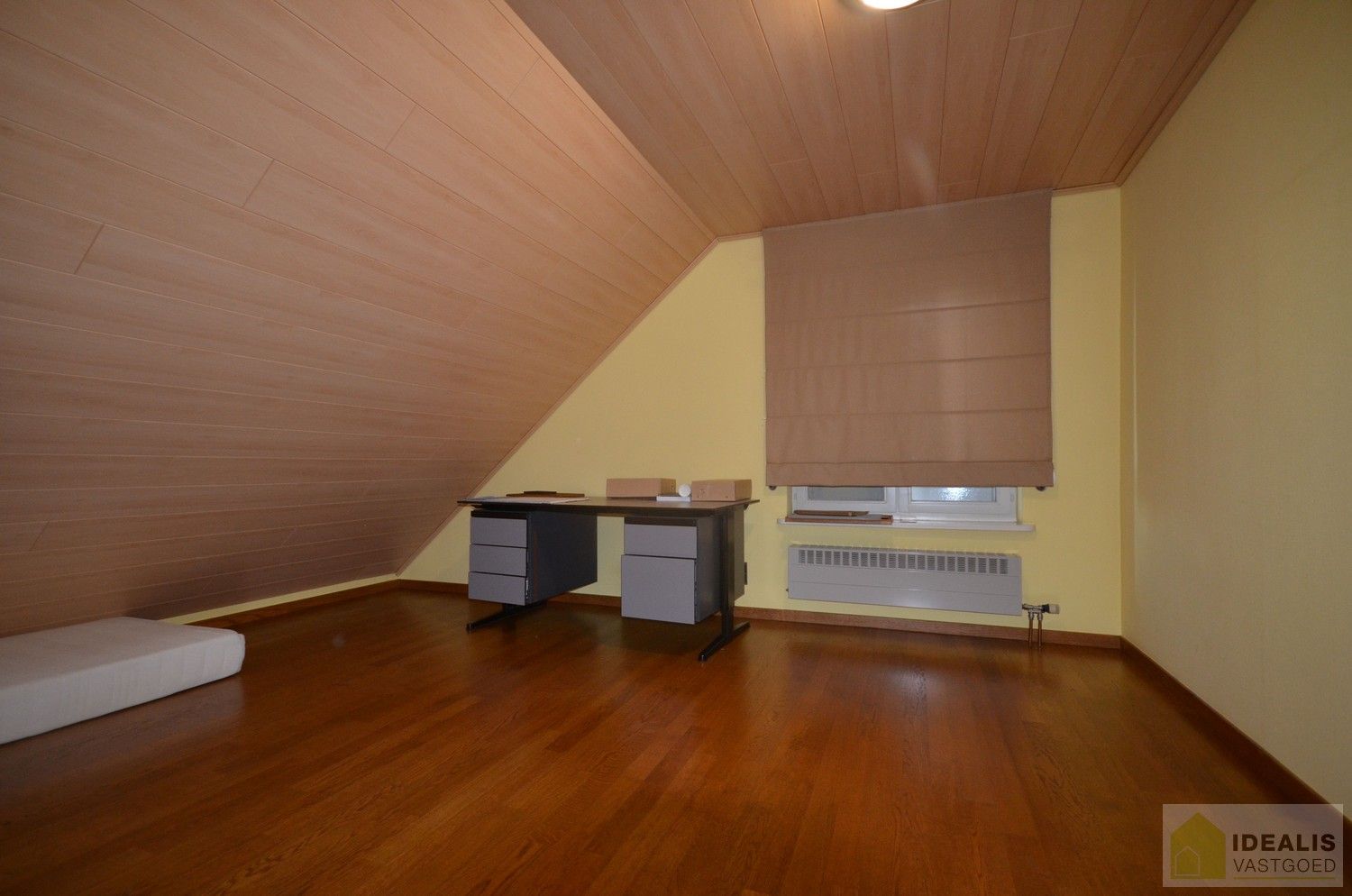 IDEALIS VASTGOED – Charmante, instapklare woning in een groene, rustige omgeving in hartje Hechtel (Hechtel-Eksel) met +-370m² bewoonbare oppervlakte! Deze gezellige woning biedt een aangename leefruimte, maar liefst 5 slaapkamers, 2 badkamers, een praktische indeling én een ruime tuin waar je volop kan genieten van het uitzicht. Het pand bevindt zich op een mooi breed perceel en is ideaal voor wie houdt van rust en privacy, maar toch een vlotte verbinding wenst naar omliggende gemeenten en steden. foto 30