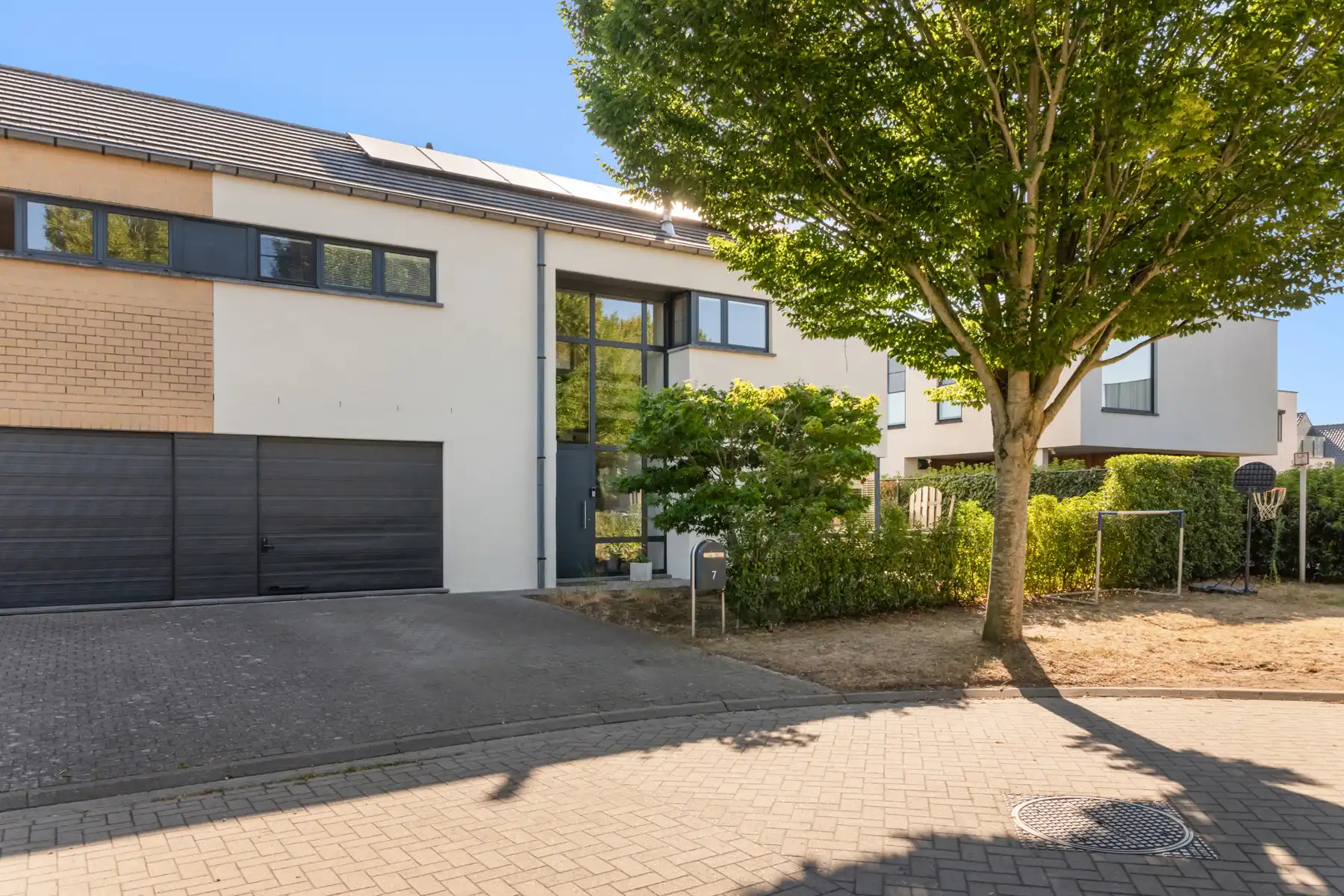 Ruime gezinswoning met zonnige tuin in Sint-Andries foto 2