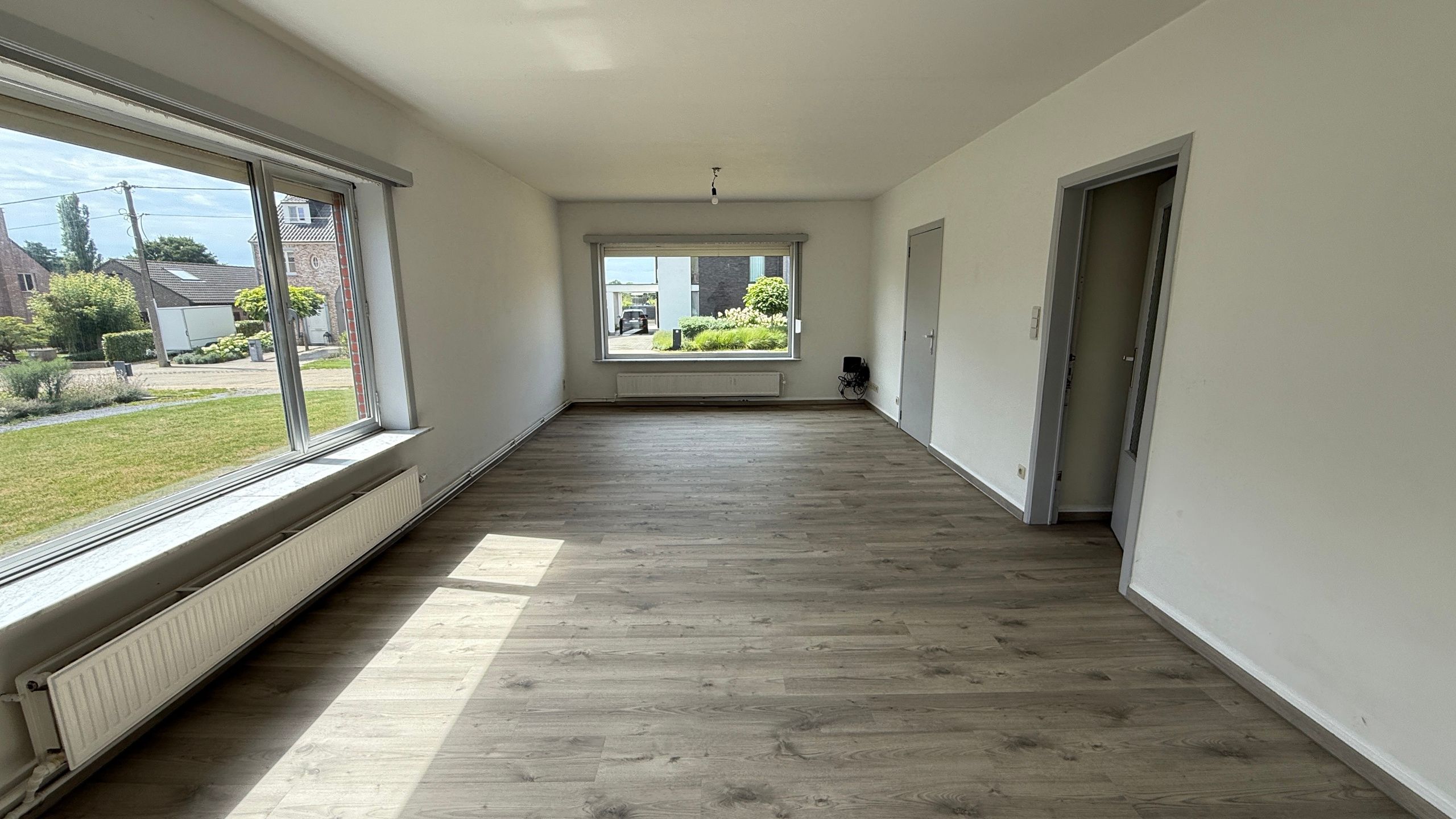 Laagbouwwoning in rustige straat foto 4