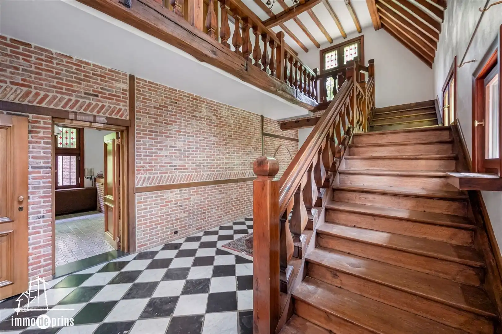 Ruime villa in residentiele wijk foto 10