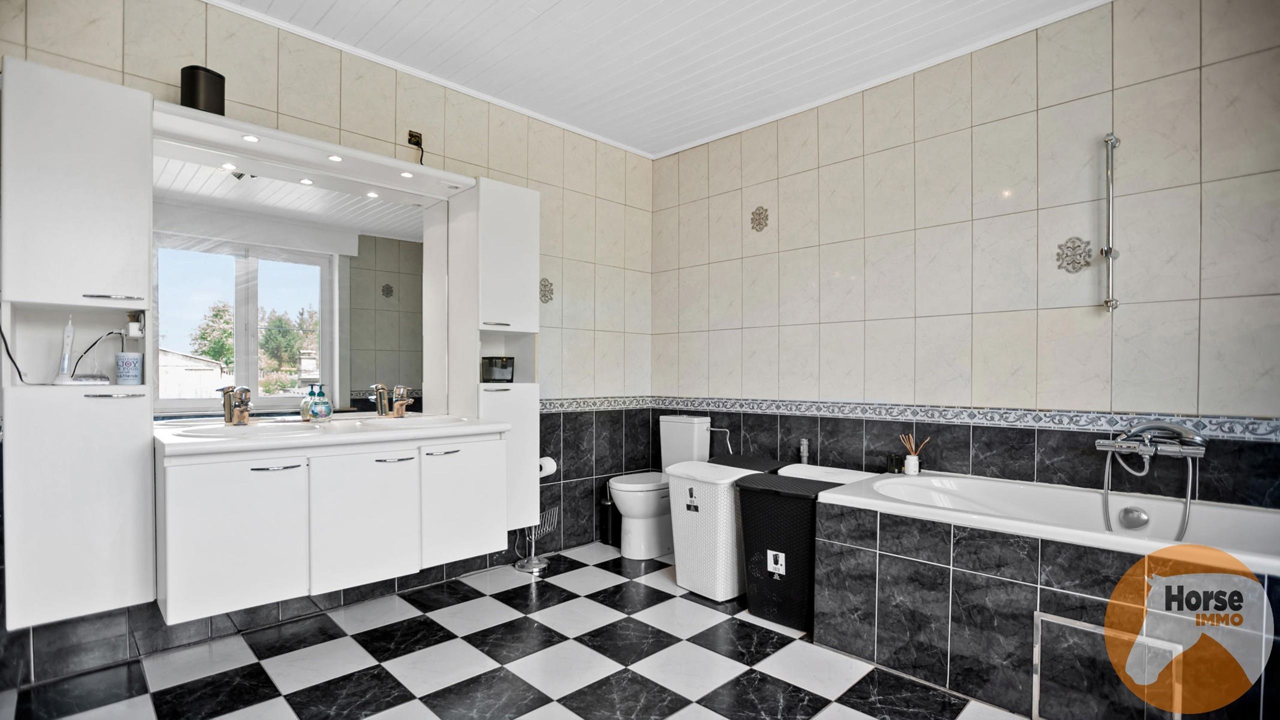 MOERBEKE - Instapklare woning met aanpalende weide en stallen foto 12