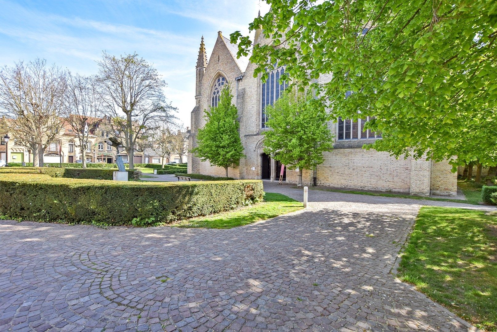 Ruim gelijkvloers appartement (127 m²) met tuin (30 m²) en 2 slaapkamers in hartje Nieuwpoort-stad foto 2