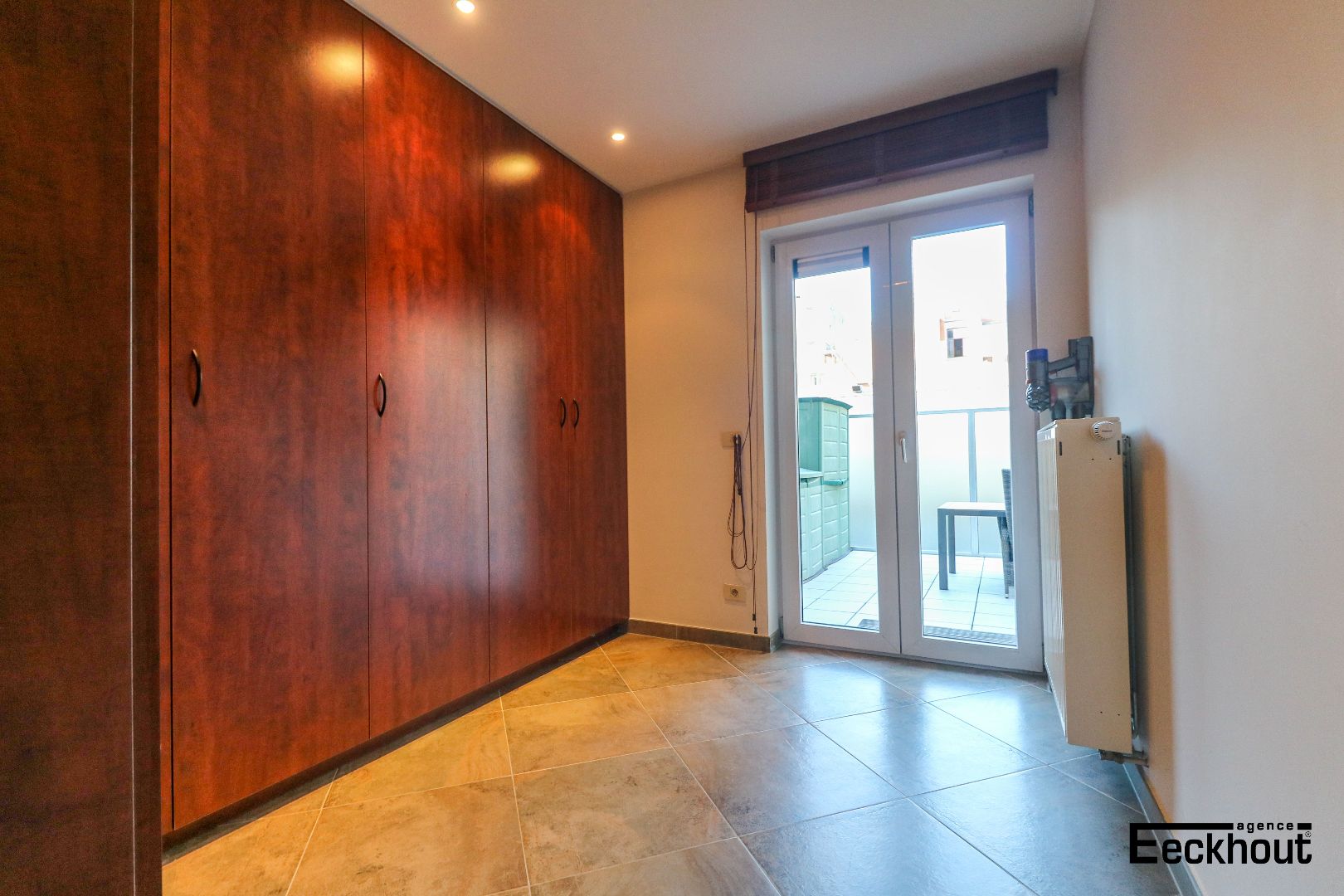 Instapklaar 2-slaapkamer appartement met groot zonneterras te Oostende! foto 11