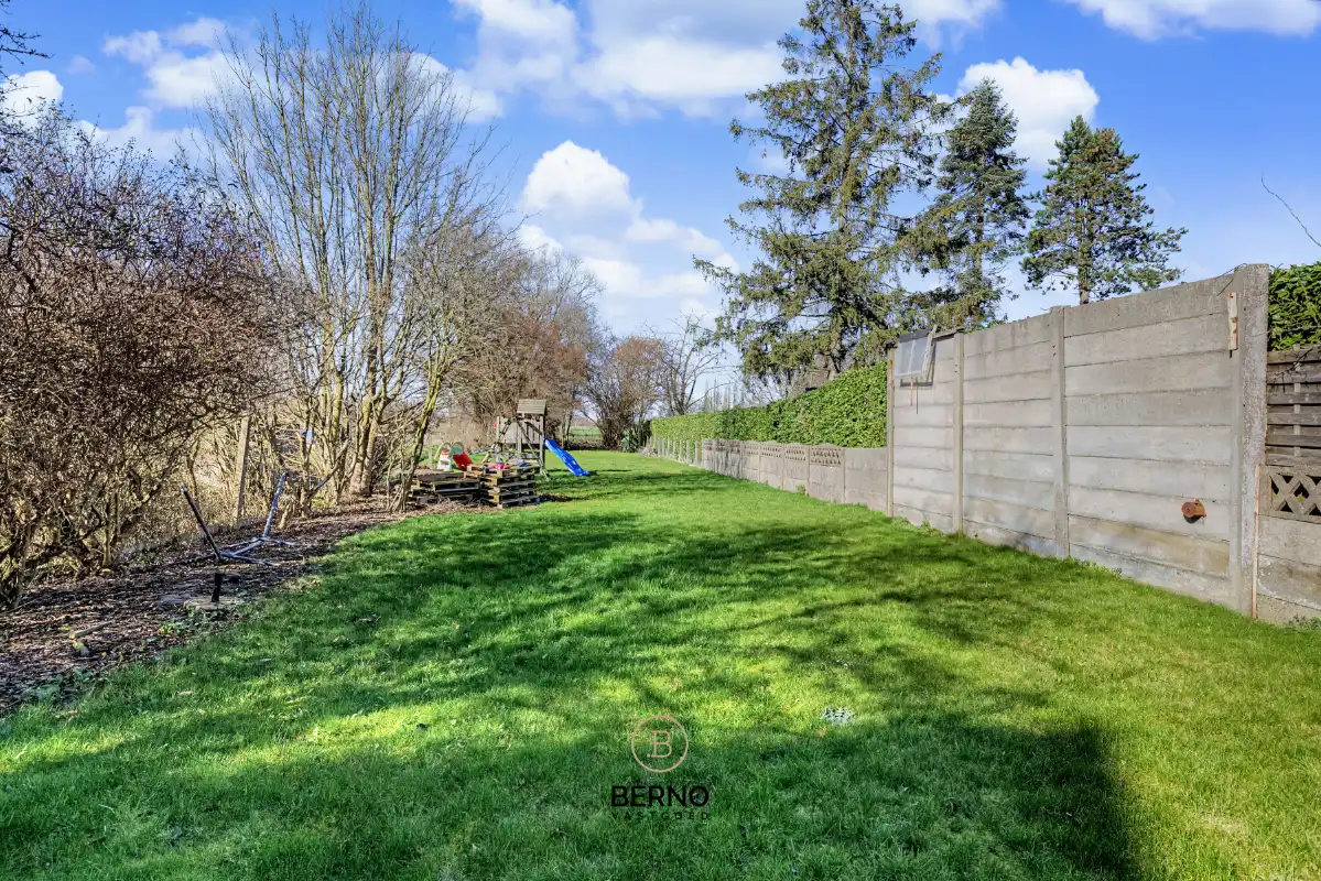 Te renoveren gezinswoning met uitgestrekte tuin en opslagplaats. foto 17