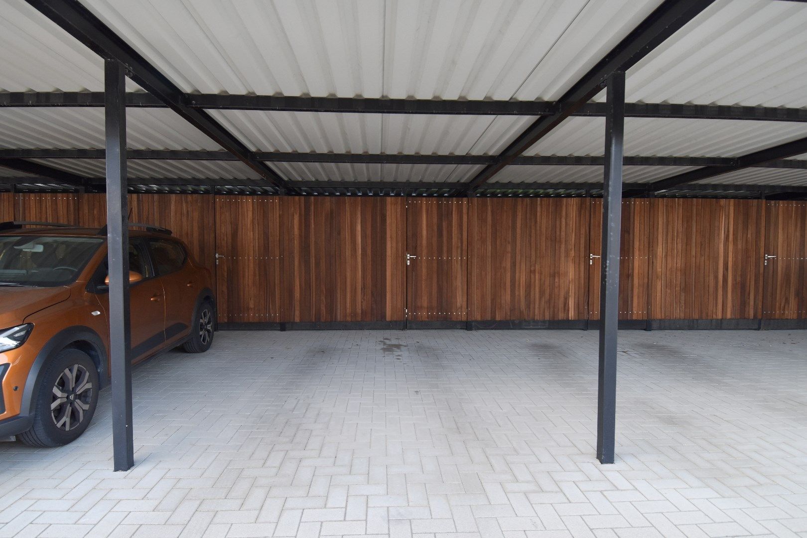 Instapklare woning met uitweg achteraan en carport foto 14