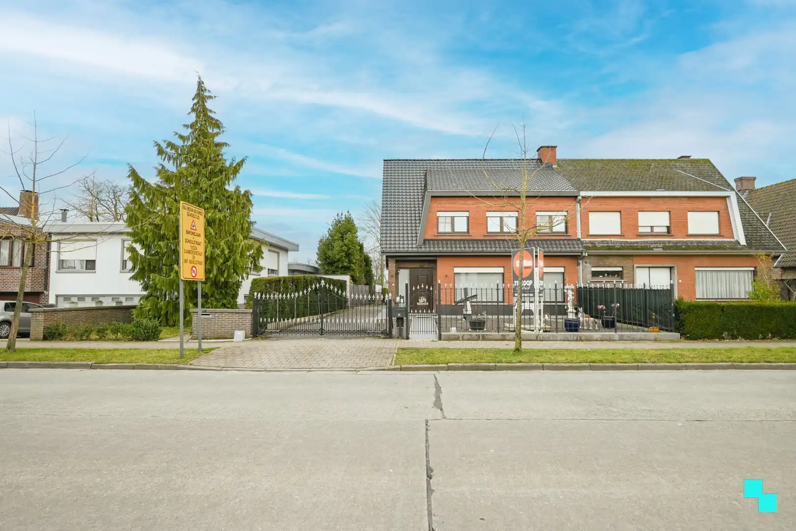 Ruime woning met praktische loods/werkplaats gelegen nabij het centrum van Izegem foto {{pictureIndex}}