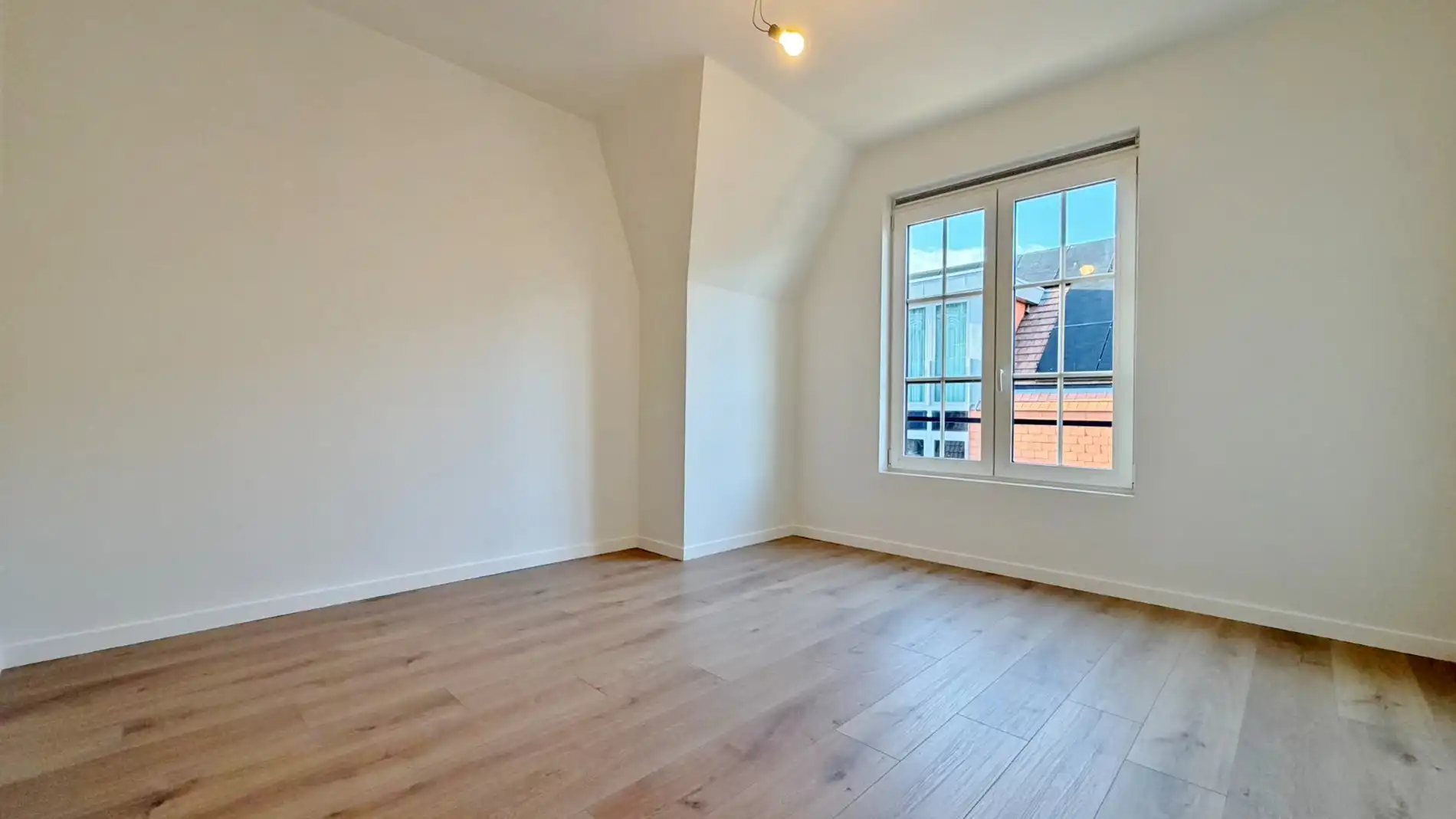 Stijlvol gerenoveerd appartement op toplocatie in het centrum van Ieper. foto 9