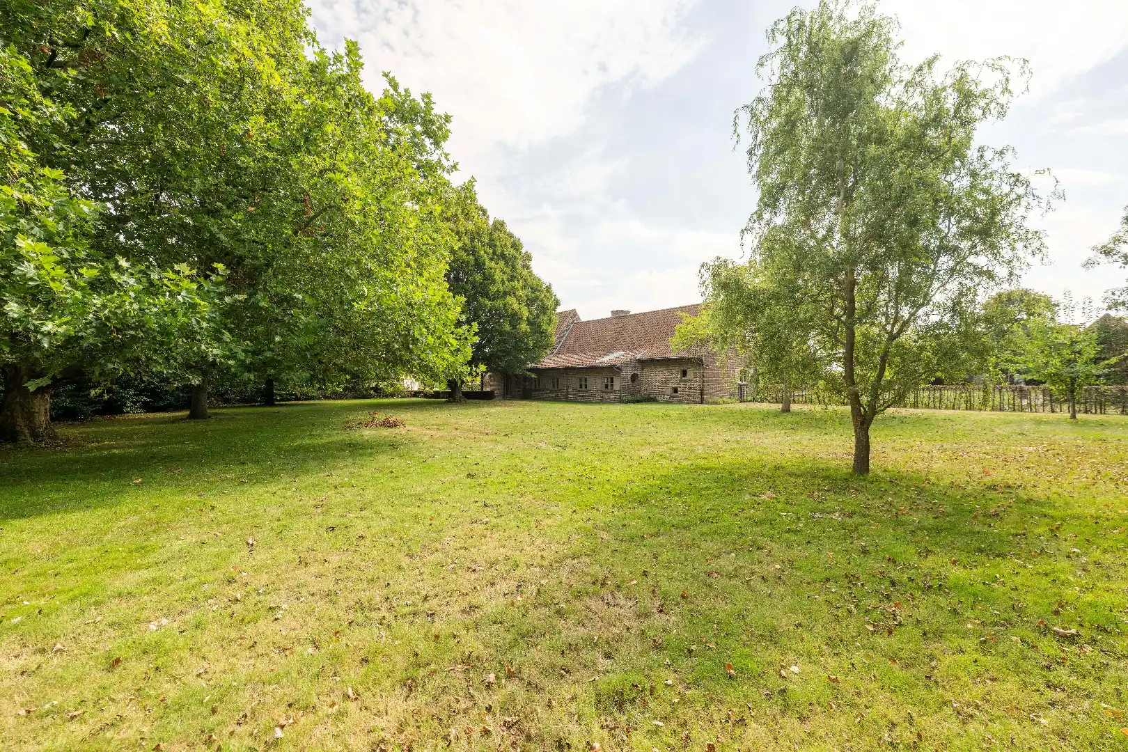 EXCLUSIEF LANDHUIS MET BIJGEBOUWEN OP EEN DOMEIN VAN 5.990 M² foto 6
