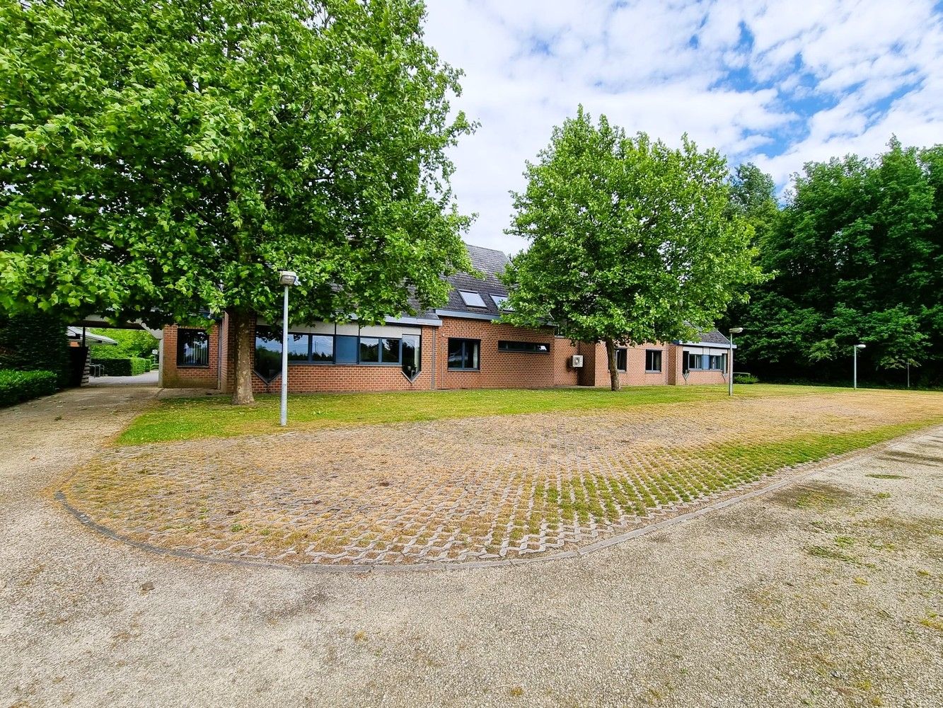 Kantoorgebouw met magazijnruimte, bruto vloeropp 2.916m² op een totaal perceel gelegen van 94a33ca. foto 3
