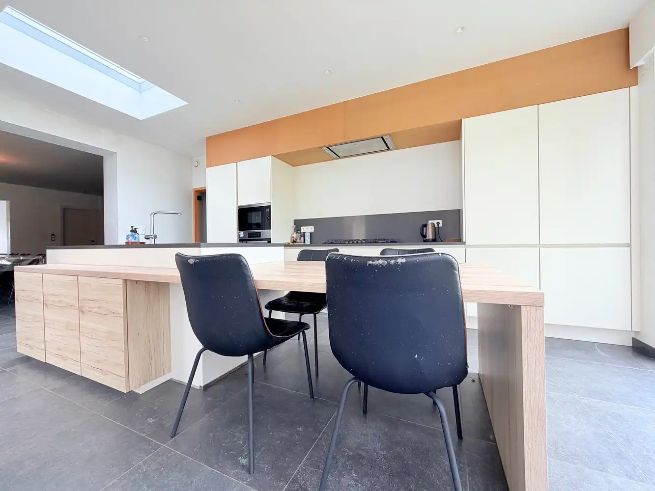 Ruime woning met  4 slaapkamers en gezellige tuin foto 2