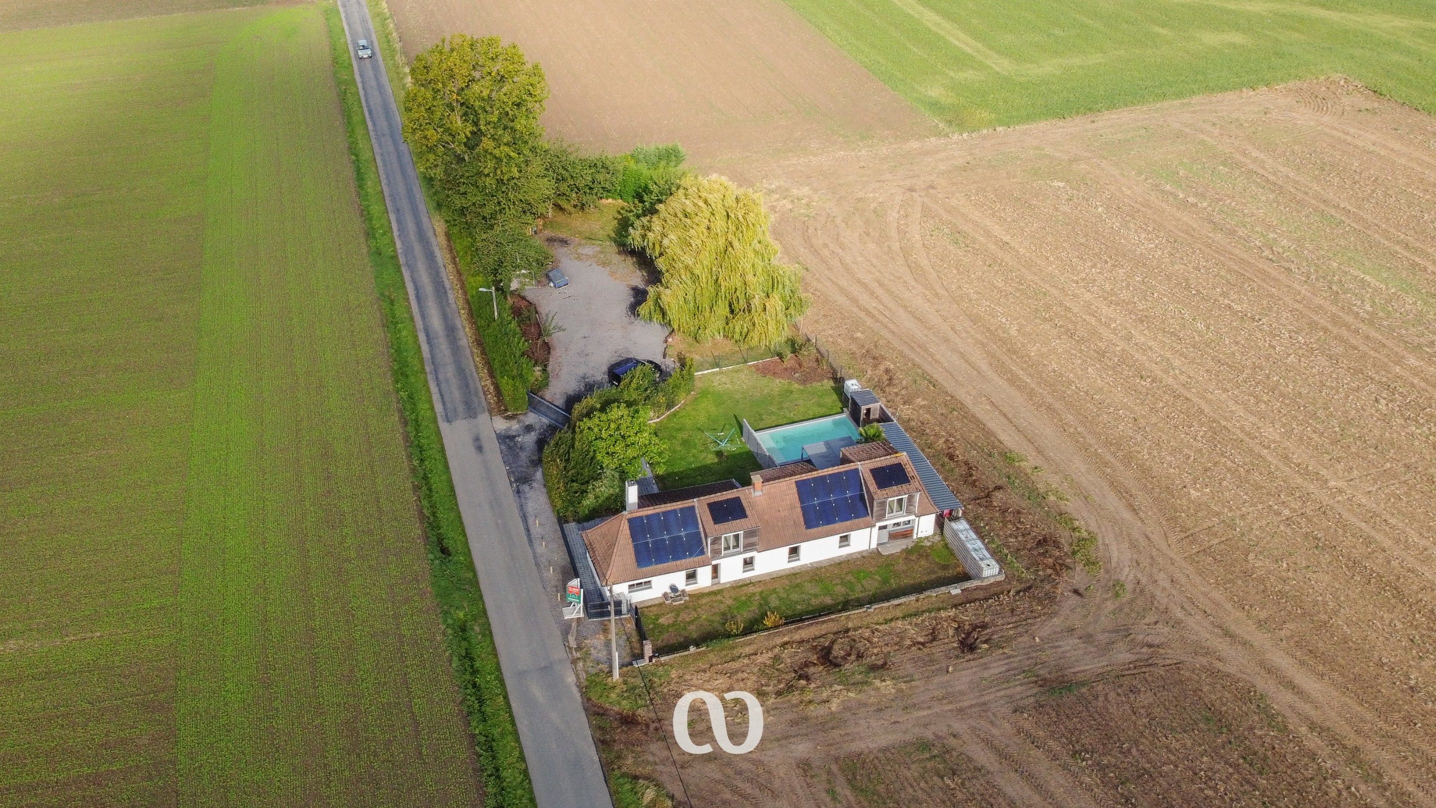 Prachtig gelegen villa met zwembad foto 2