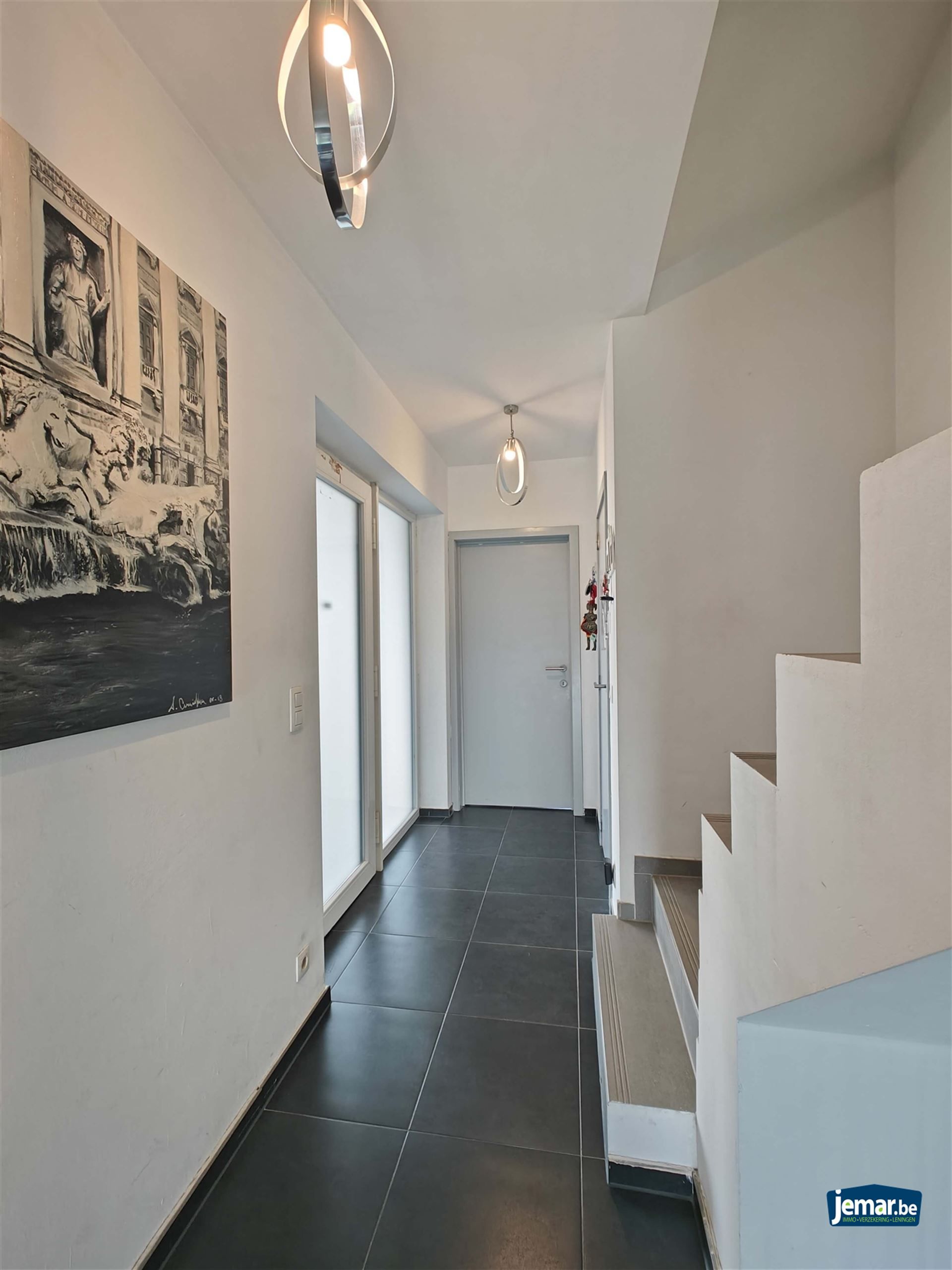 Woning met 5 slaapkamers, 2 badkamers en een grote garage foto 4
