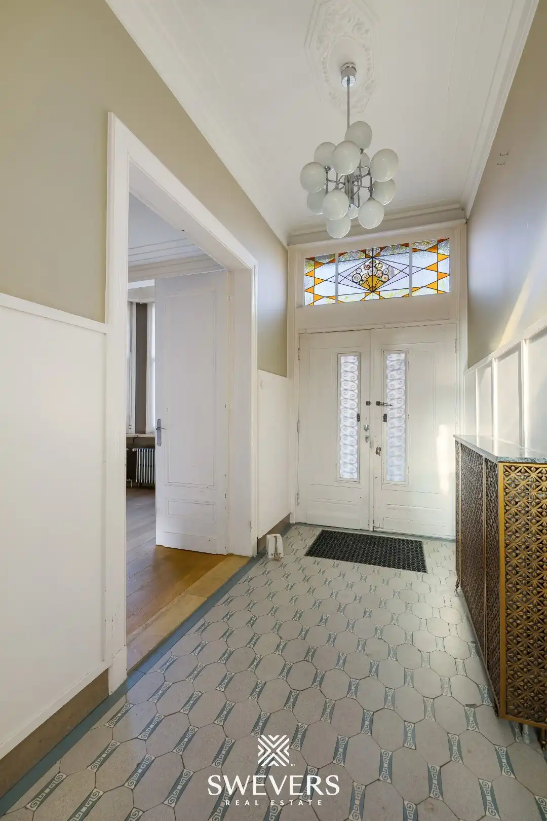 Karaktervol herenhuis met 6 slaapkamers, 2 badkamers en tuintje in Mol foto 2