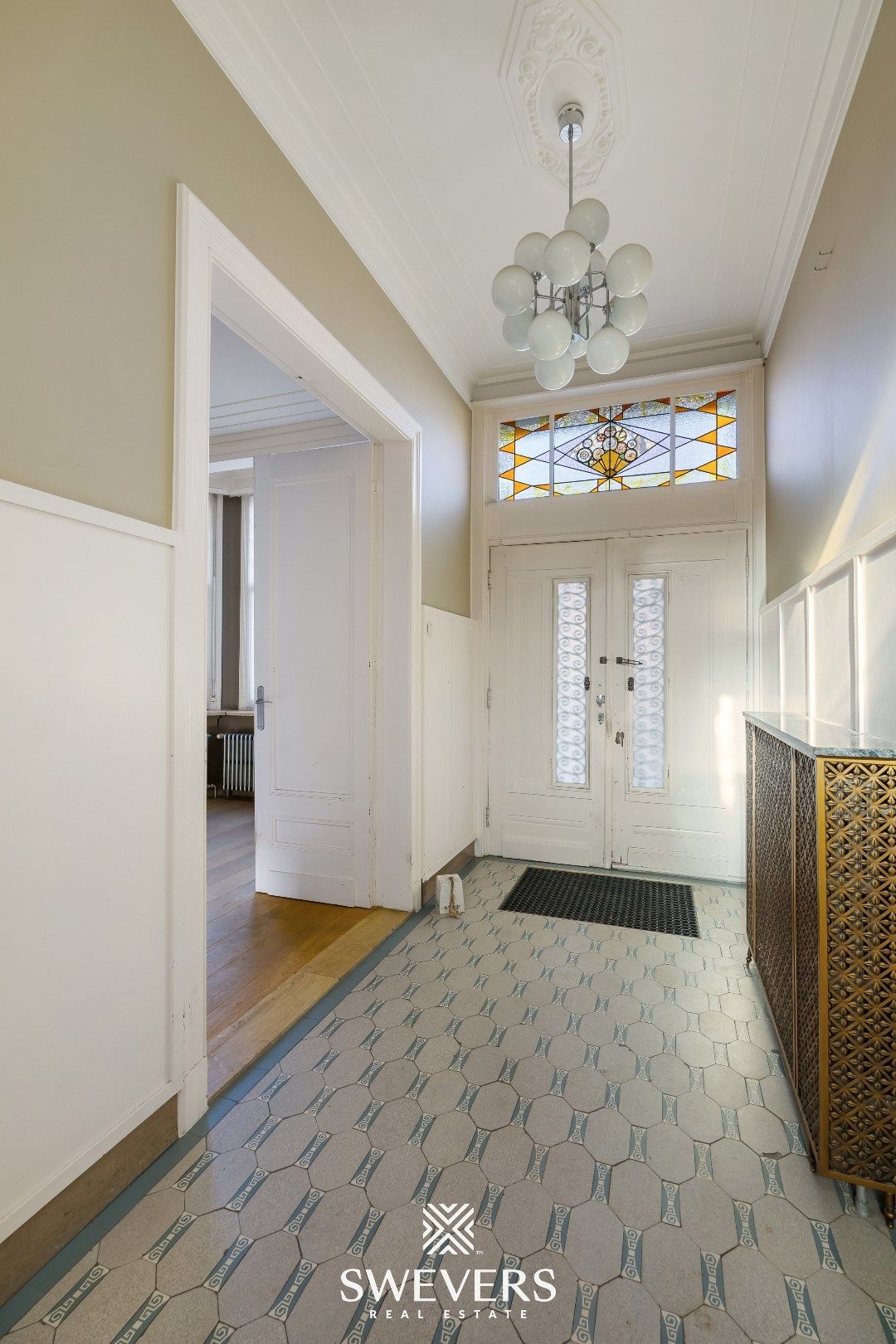 Karaktervol herenhuis met 6 slaapkamers, 2 badkamers en tuintje in Mol foto 2