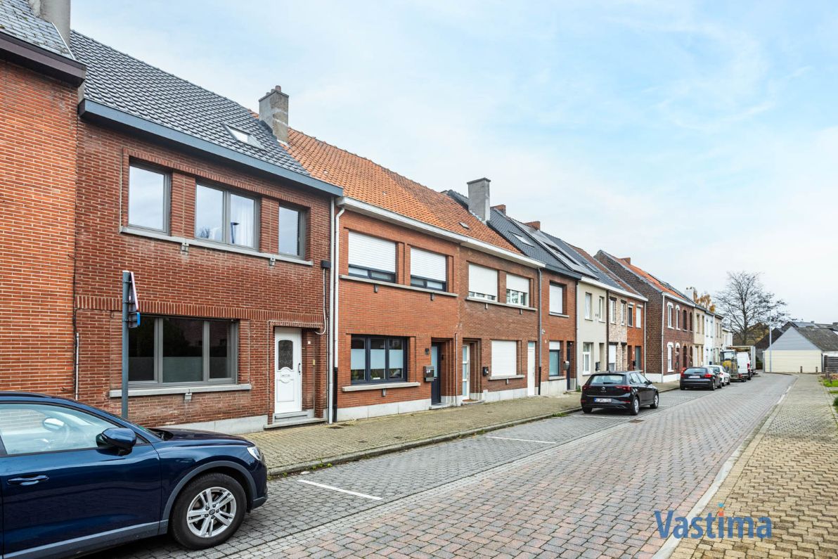 Gerenoveerde gezinswoning met tuin in Erembodegem foto 2