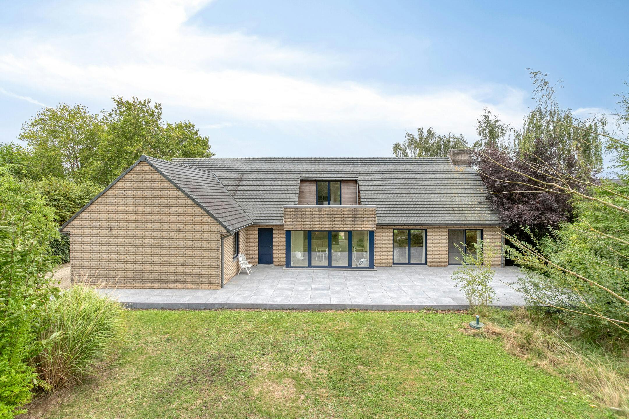 Ruime villa met 5 kamers te koop in Desselgem foto {{pictureIndex}}