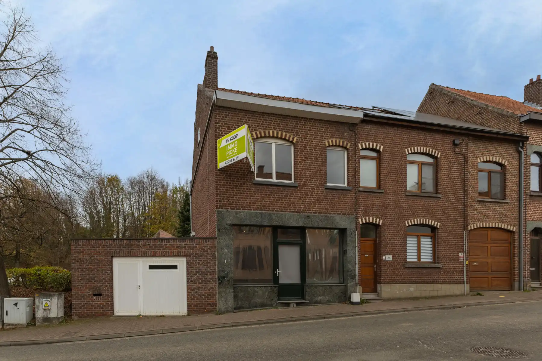 Te renoveren woning met 3 slaapkamers en garage foto {{pictureIndex}}