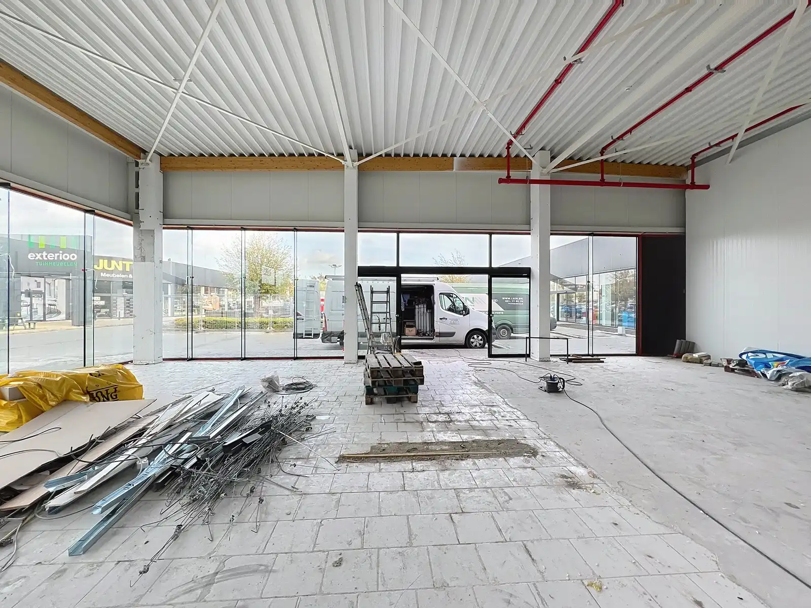 Vernieuwde baanwinkel (450m²) te huur in hét bruisende MAMMOETCENTER van Roeselare ! foto 6
