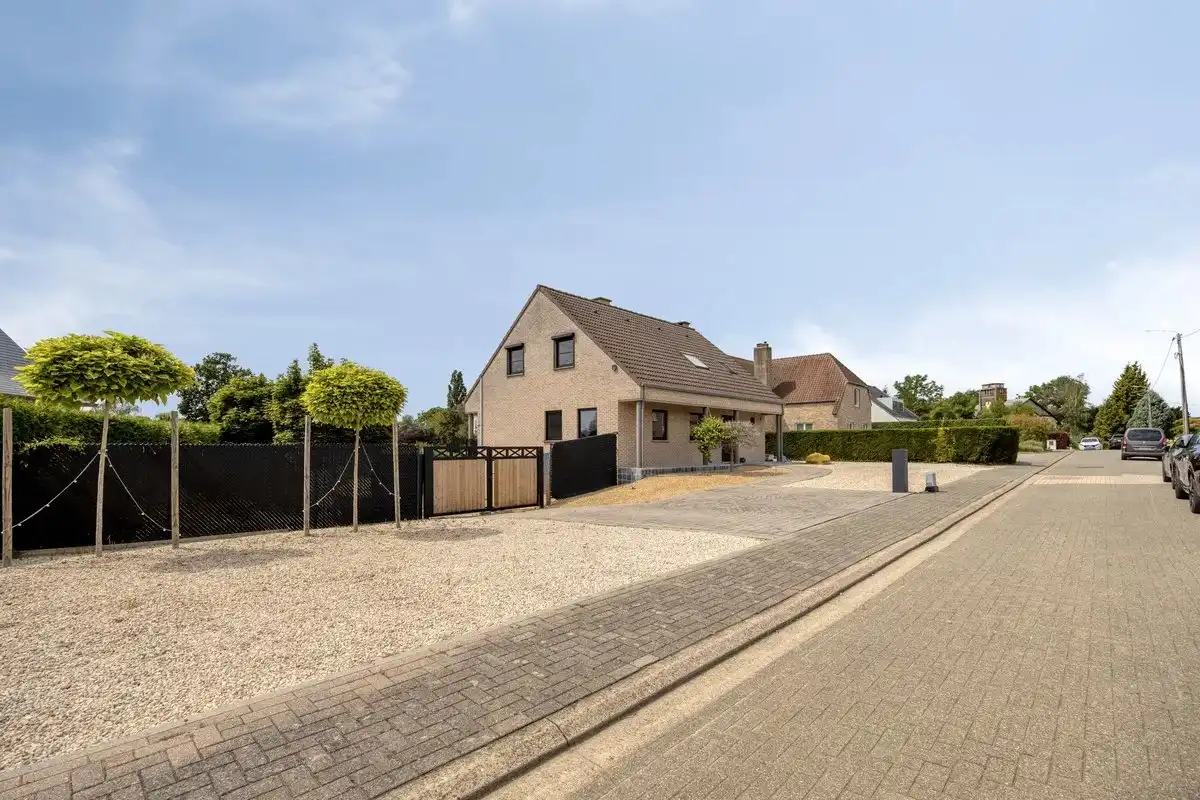 RUIME WONING OP GUNSTIGE LOCATIE EN GELEGEN OP EEN PERCEEL VAN 17A44CA foto 4