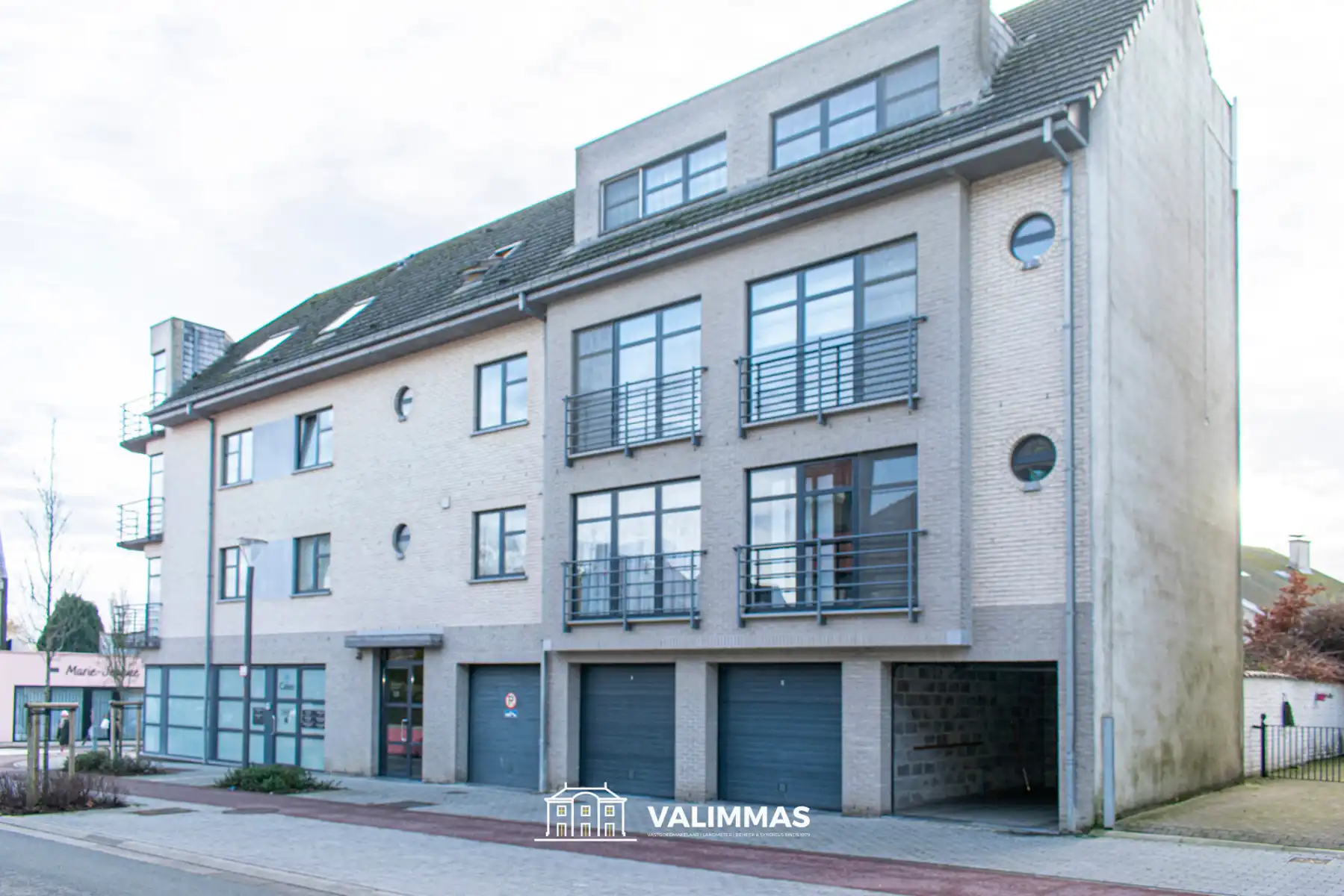 Verzorgd & instapklaar appartement met individuele garage... foto 3