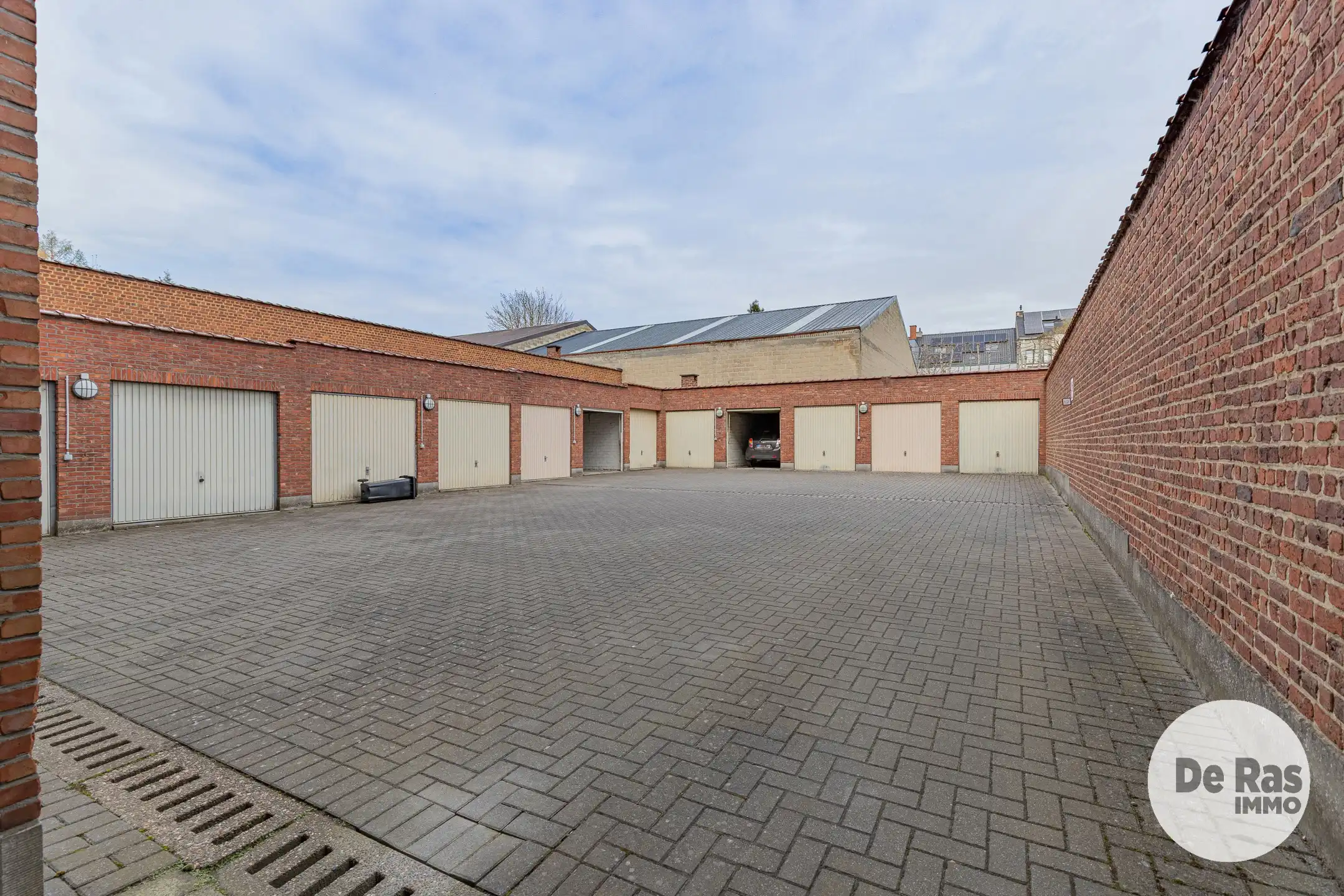 AALST- Gesloten hoekgarage/ garagebox met extra ruimte! foto 5