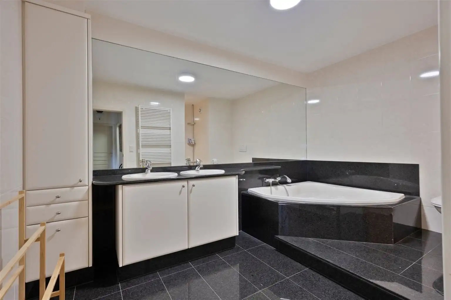 Uitzonderlijk ruim, gelijkvloers 2-slaapkamer appartement met terras en tuintje, zonnepanelen en inpandige garagebox gelegen vlakbij het centrum van Maaseik. foto 21