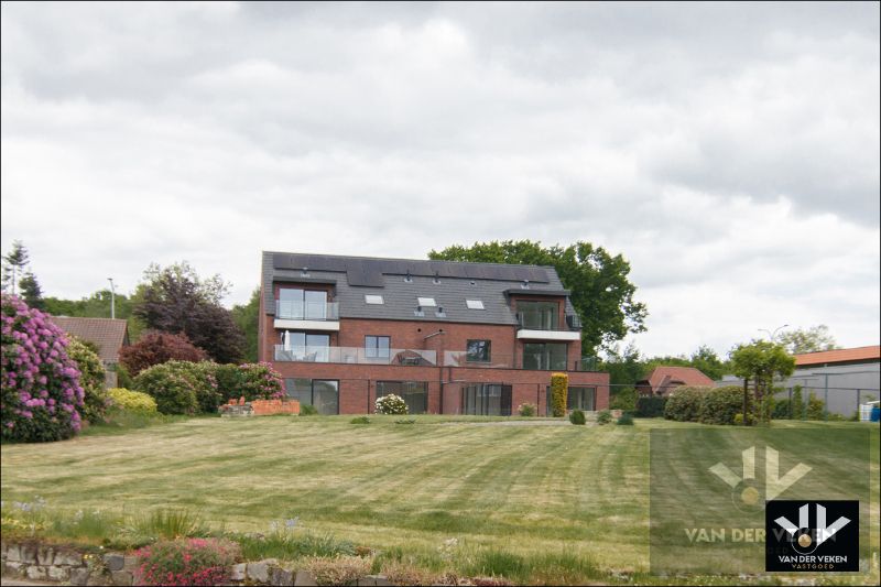 Ruim gelijkvloers nieuwbouwappartement met 4 slaapkamers en 2 badkamers, een terras en een mooie tuin op een goed bereikbare locatie! foto 4