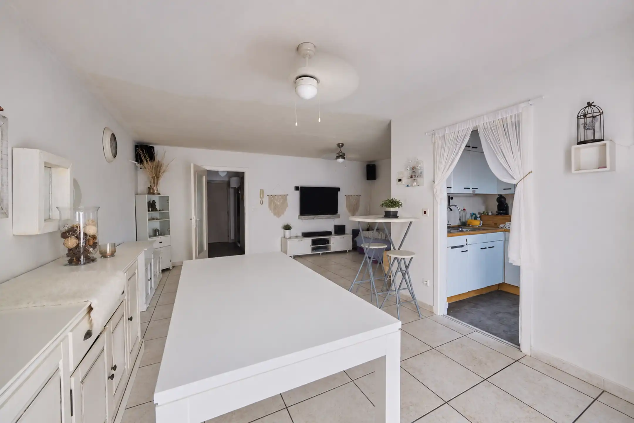 Instapklaar 2slpk appartement, terras en staanplaats foto 3