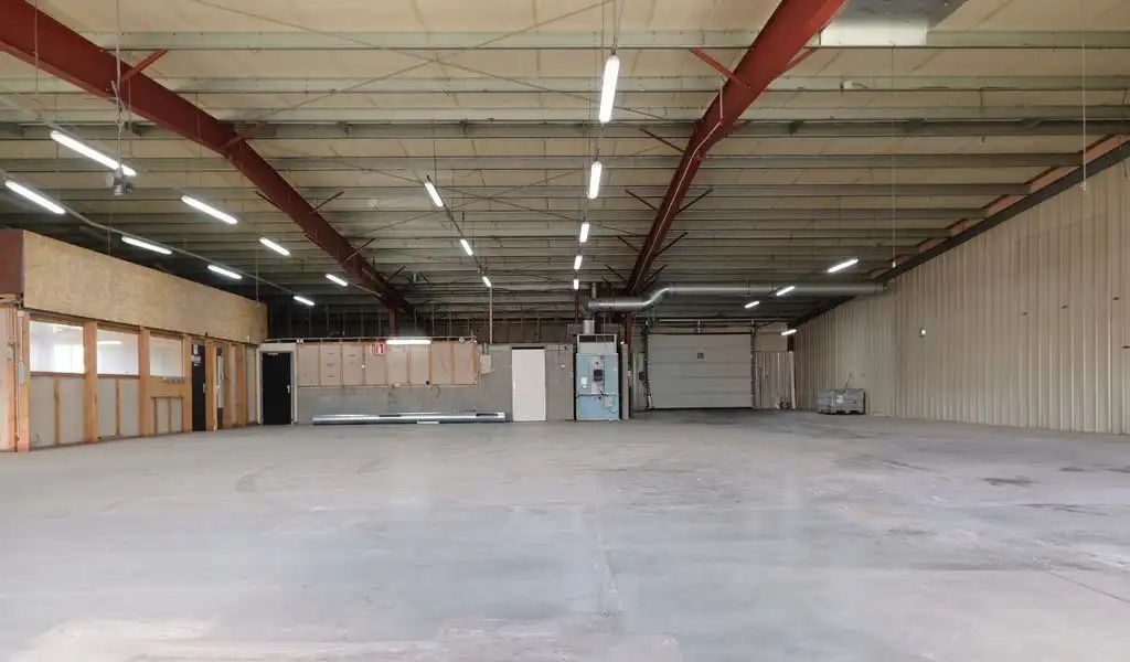 Bedrijfspand in bedrijvenzone aan Makro te Eke foto 2