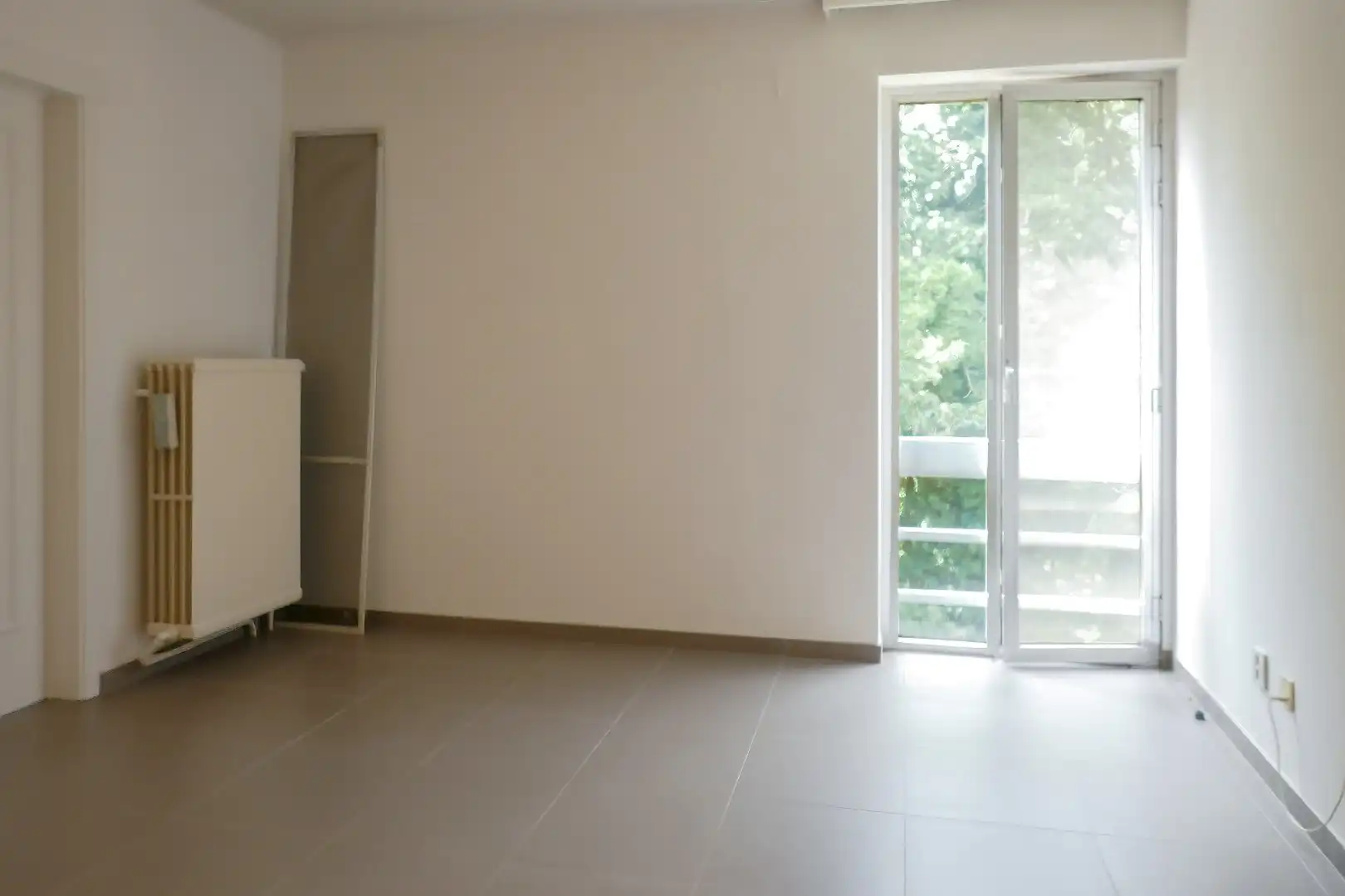 Gerenoveerde serviceflat midden het groen in Assebroek. foto 8