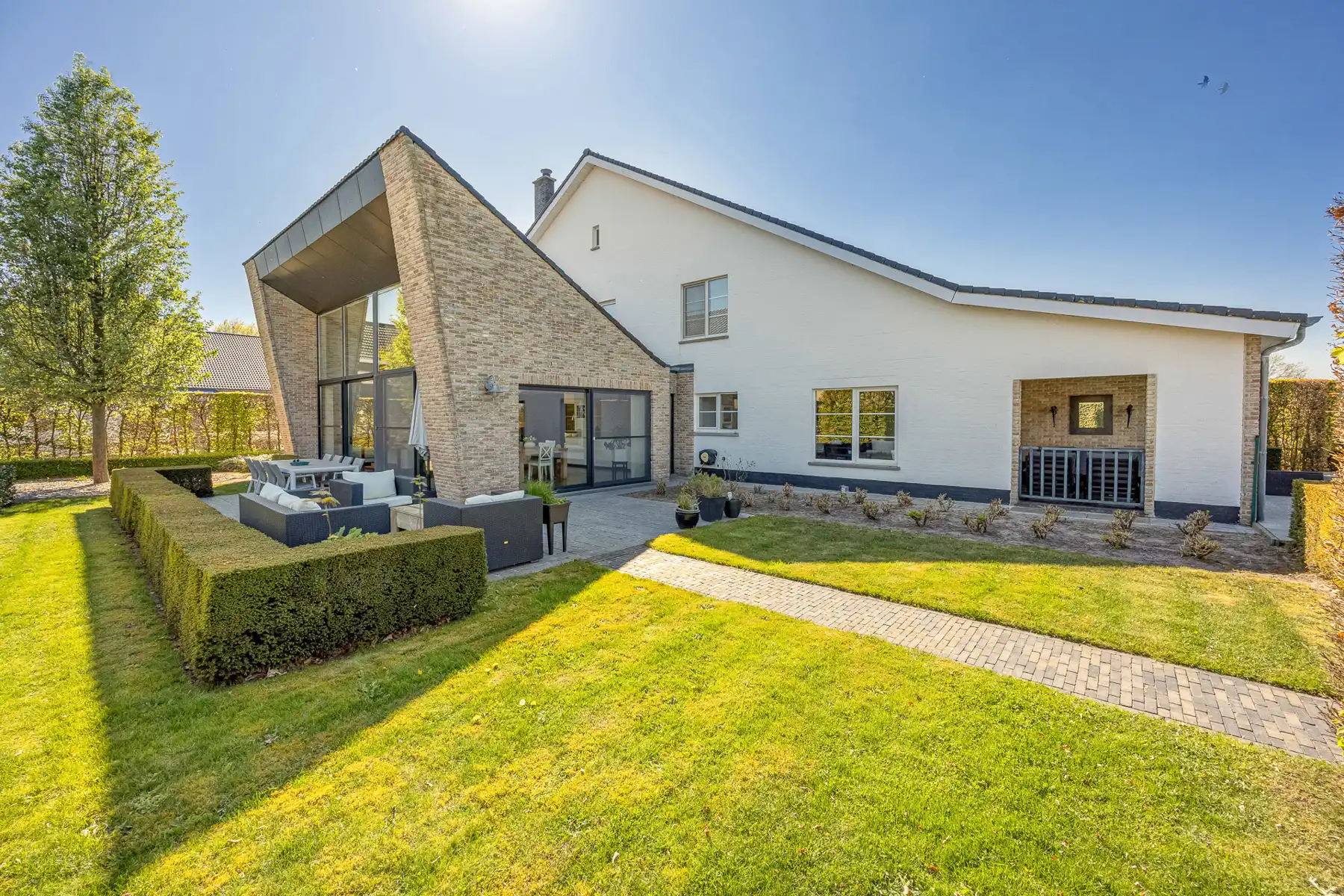 Riante, vrijstaande villa met 4 slaapkamers, zwembad en bijgebouw op een perceel van 2.680m². foto 2