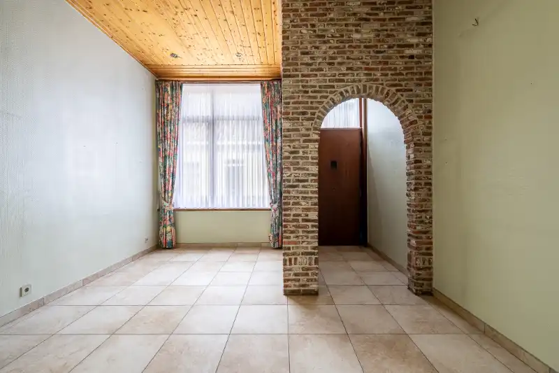 Zeer ruime, te renoveren woning met mogelijkse uitweg. foto 3