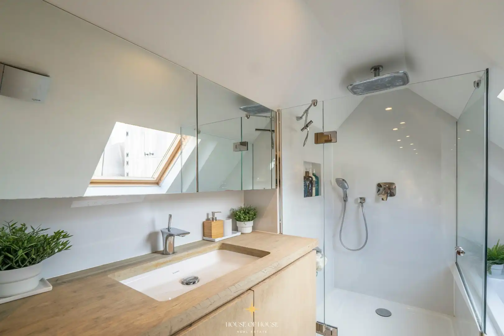 Gerenoveerd charmehuis in het hart van Brugge foto 24