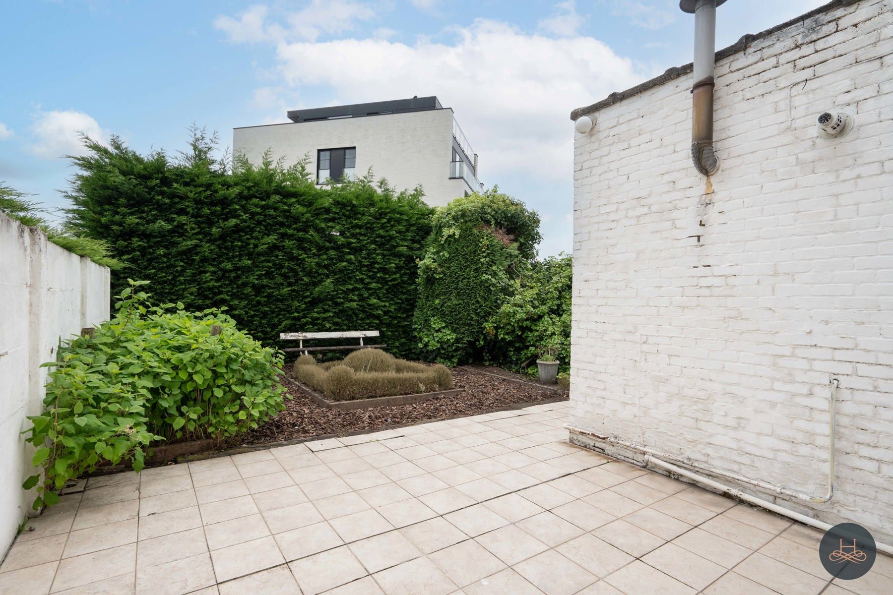 Op te frissen halfopen woning met tuin foto 25