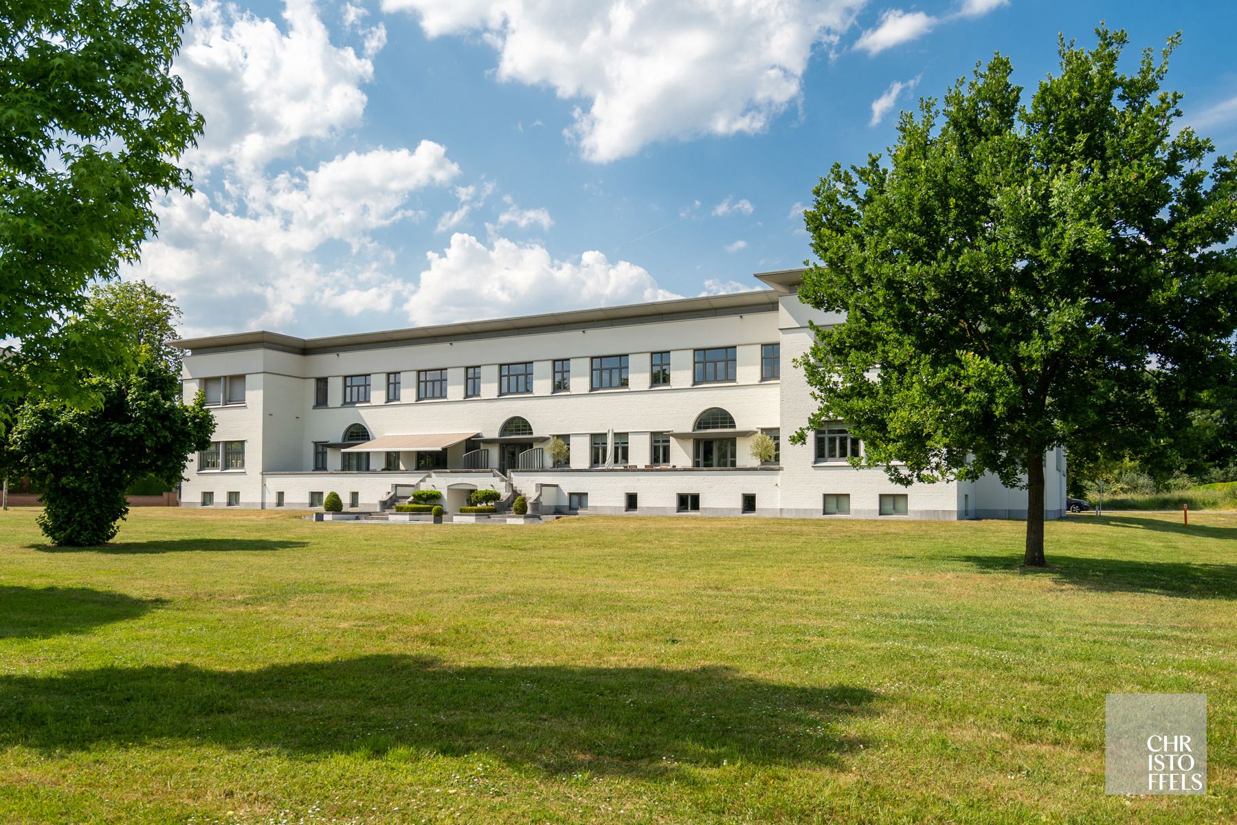 Exclusief villa-appartement van 330m² met vrij uitzicht op omliggend kasteelpark! foto {{pictureIndex}}