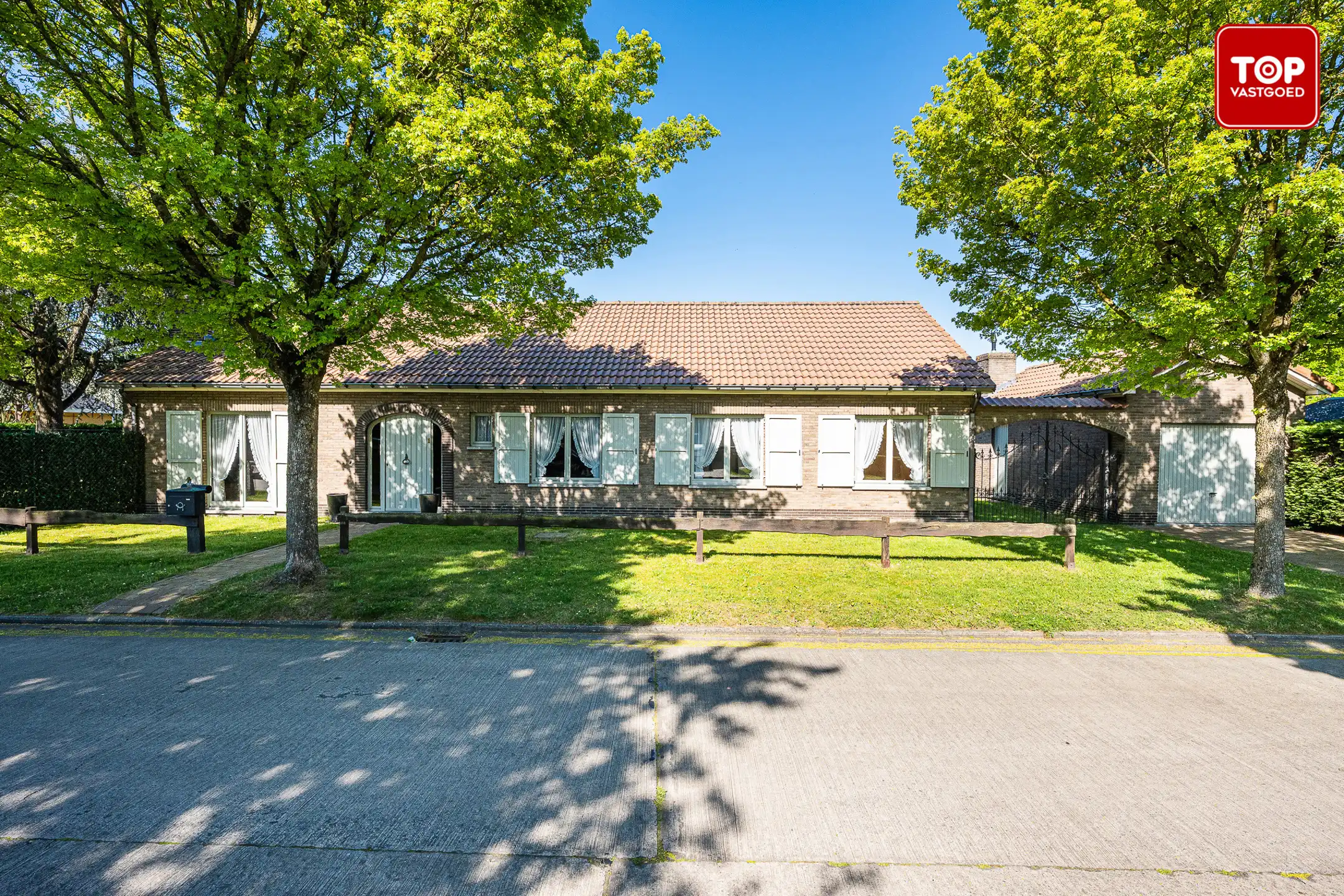 Hoofdfoto van de publicatie: Op te frissen bungalow op toplocatie.