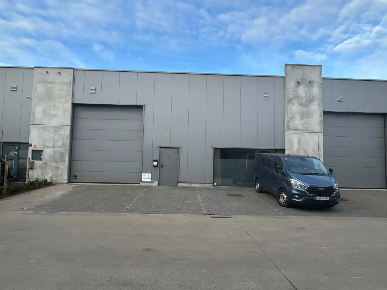 Bedrijfsunit met woonst foto {{pictureIndex}}