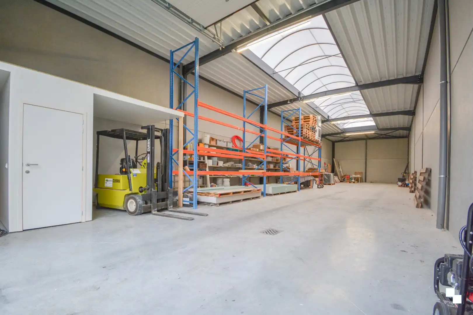 Nieuwbouw KMO-unit van ca. 225 m² te Izegem foto 2