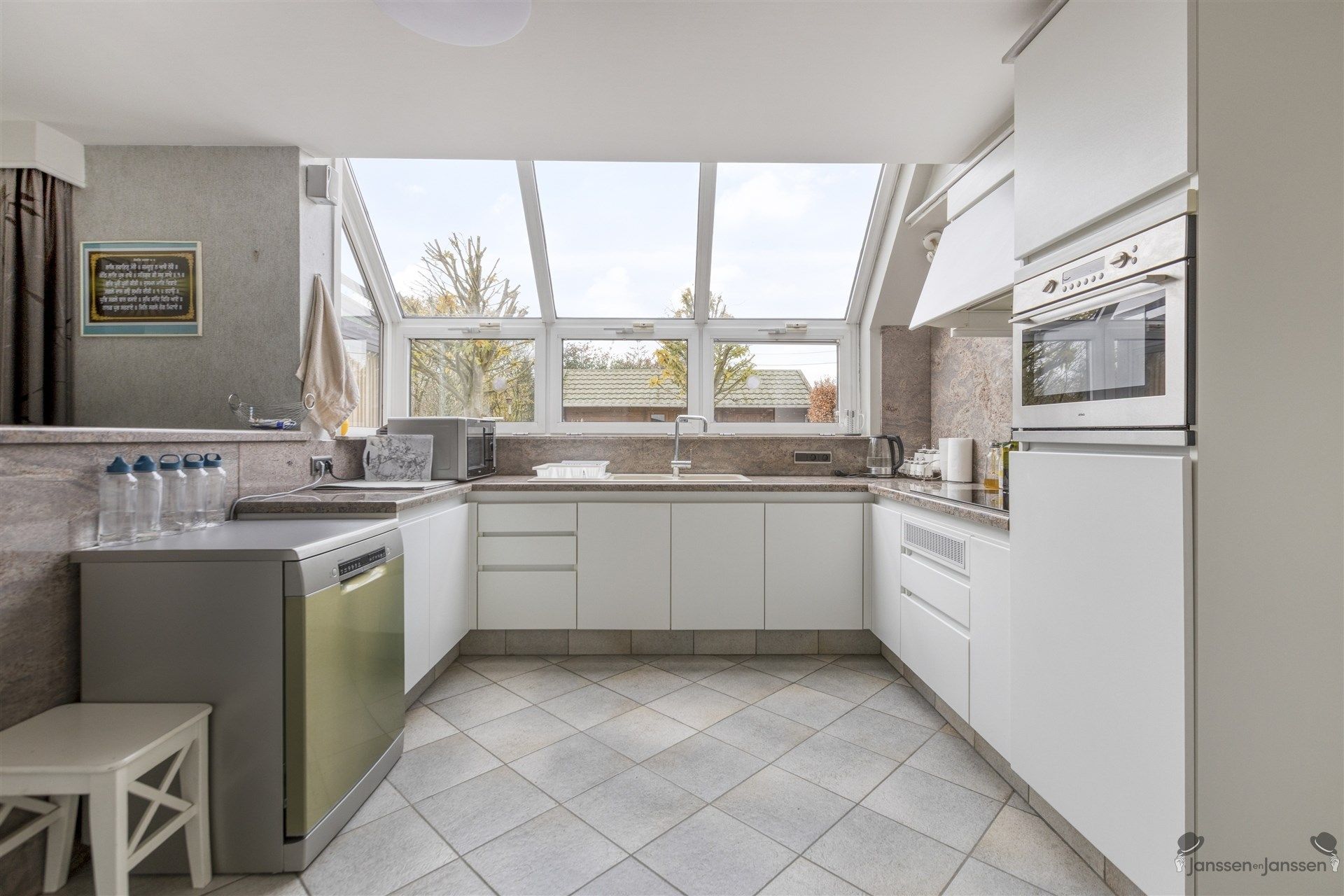 Ruime, goed onderhouden woning met prachtige tuin in Elsum Geel foto 6