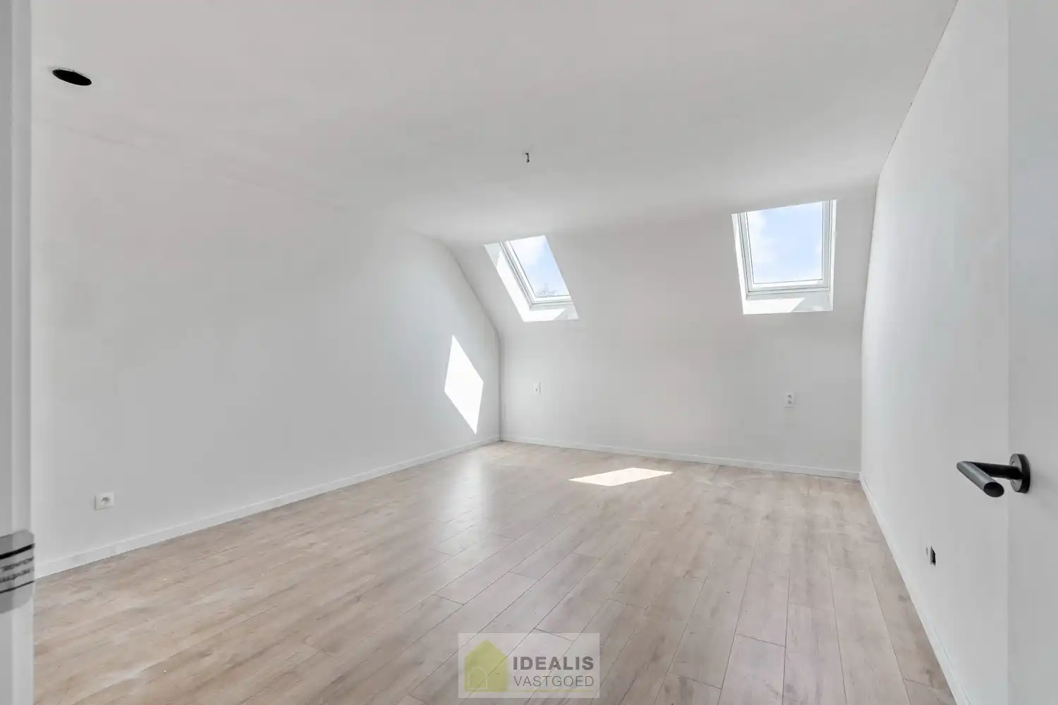 PRACHTIGE NIEUWBOUWWONING (GRONDAANDEEL €116.000,00 + 12% REGISTRATIERECHTEN EN CONSTRUCTIE € 277.000,00 + 21% BTW) MET EEN HEERLIJK LICHTRIJKE WOONKAMER MET OPEN KEUKEN MET AANSLUITEND BERGPLAATS, BUREEL, INPANDIGE GARAGE, 3 SLAAPKAMERS, EEN RUIME BADKAMER VOORZIEN VAN ALLE COMFORT! EEN HEERLIJK RUIM HUIS MET INPANDIGE GARAGE, EEN LEUKE TUIN, OP EEN GEGEERDE LOCATIE NABIJ HET CENTRUM VAN REPPEL! foto 20