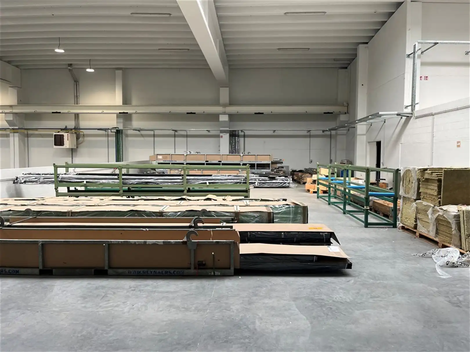 Modern bedrijfspand met kantoren te Harelbeke foto 9