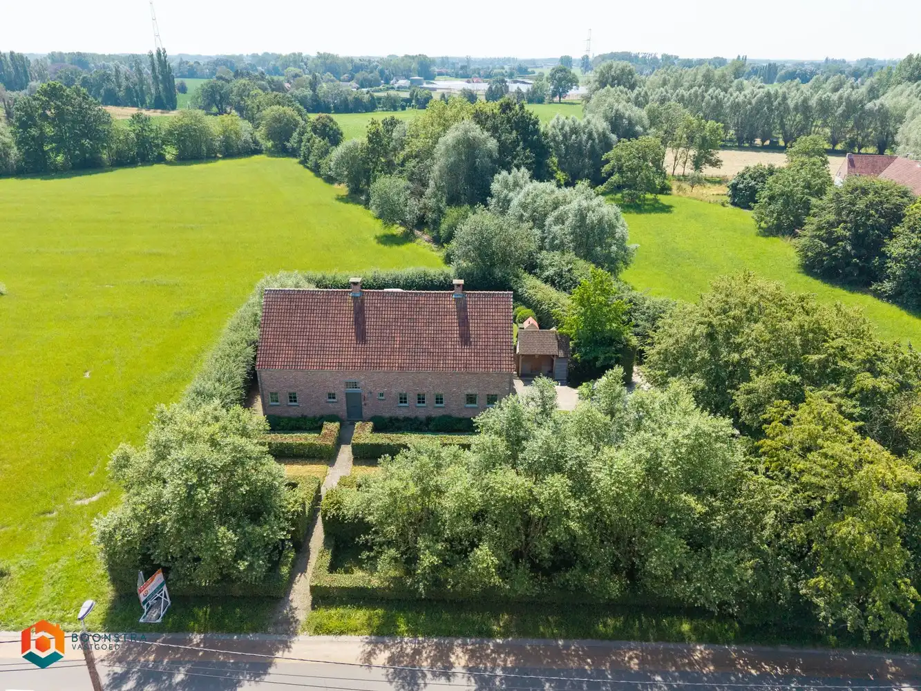 Hoevewoning met 3 slpkrs en zwemvijver op unieke locatie te Vremde foto {{pictureIndex}}