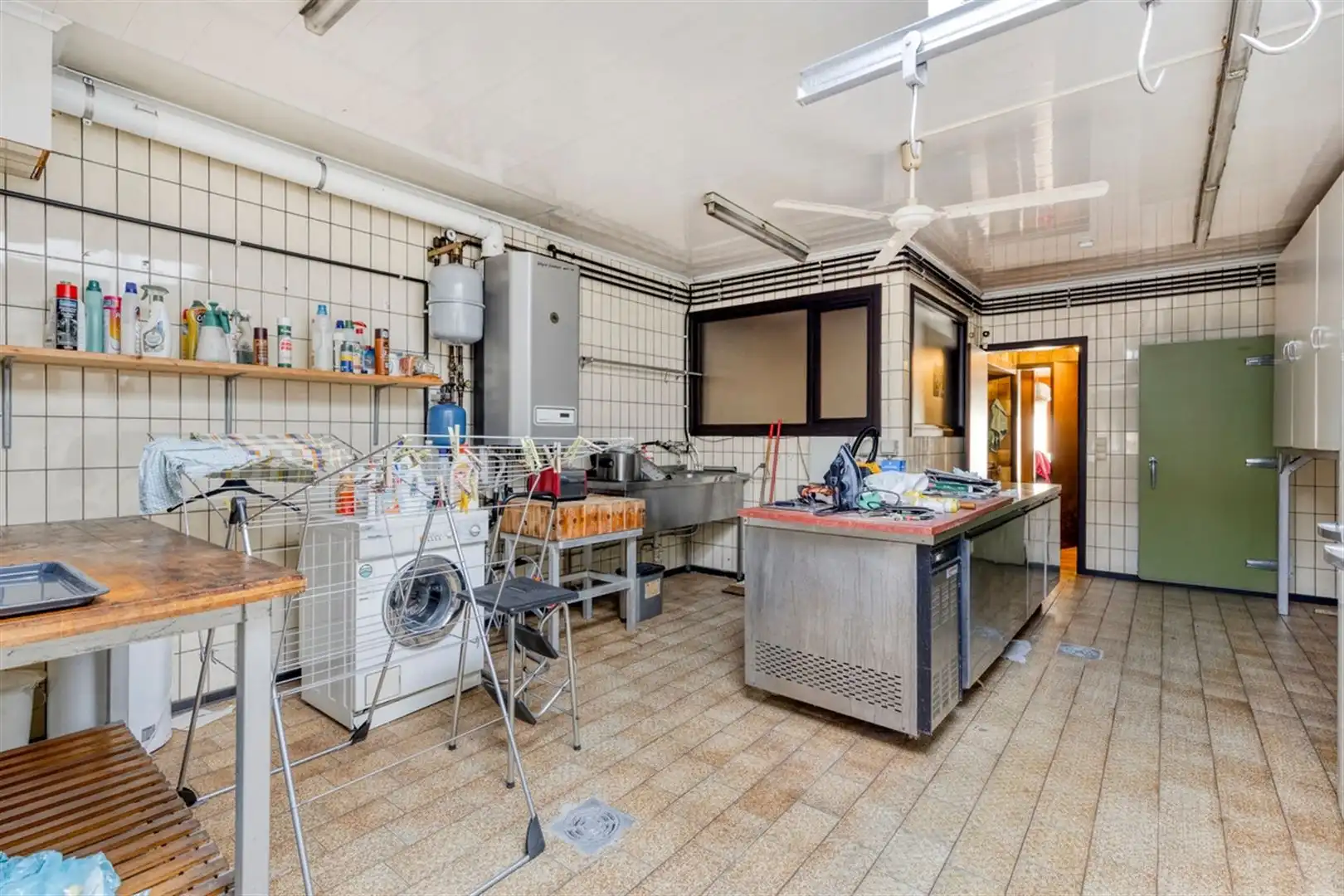 op te frissen ééngezinswoning met tuin en dubbele garage. Vroegere slagerij met woonst. foto 8