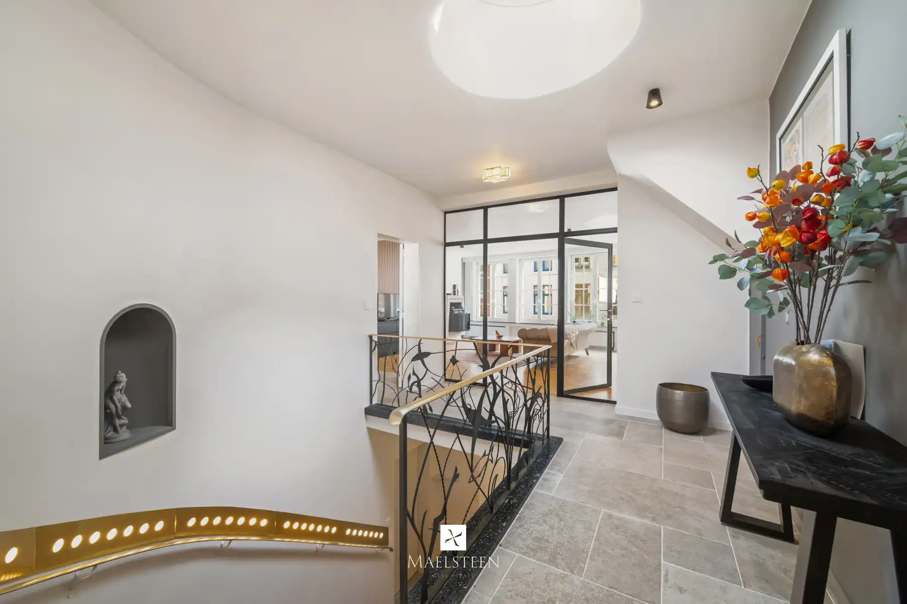 Stijlvolle herenwoning met garage in hartje Brugge centrum foto 17