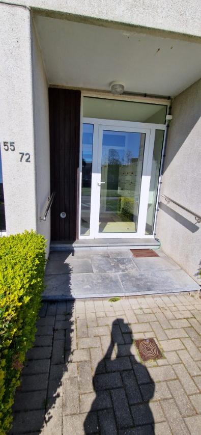 Volledig vernieuwd APPARTEMENT op de 4de verdieping met 2 slaapkamers, ondergrondse kelder en garage in het hoofdgebouw foto 2