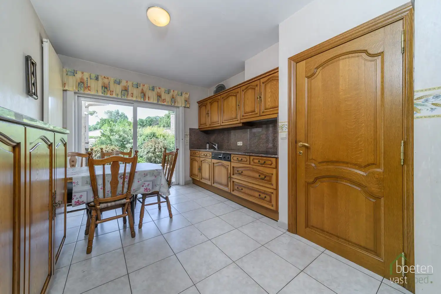 BEVEREN AAN DE IJZER: Zeer degelijke villa-bungalow met alle leefruimtes op het gelijkvloers, ruime garage en tuin op 772m² totale grondopp. foto 6