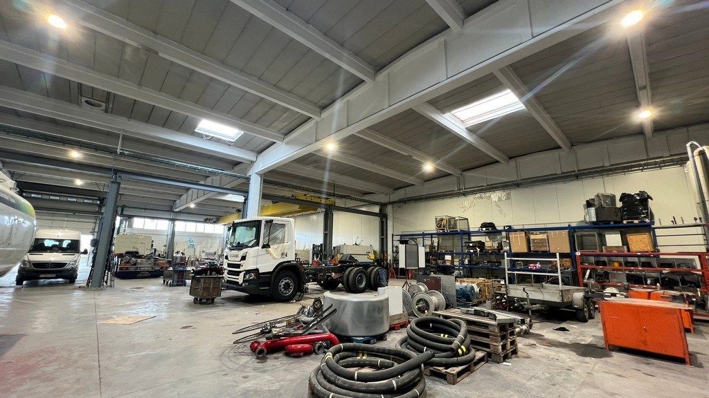 Magazijn met rolbrug en kantoren nabij N47 in Zele foto 4