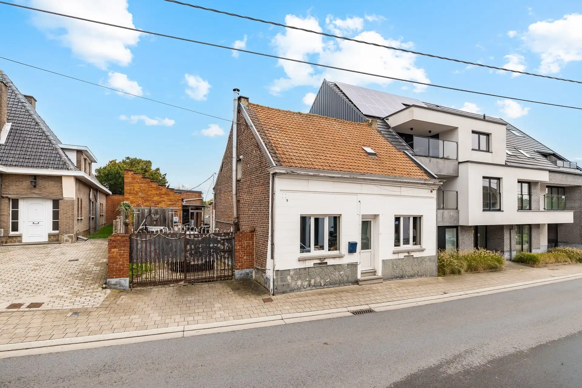 Te renoveren woning of projectgrond met tal van mogelijkheden in Wanzele! foto 2